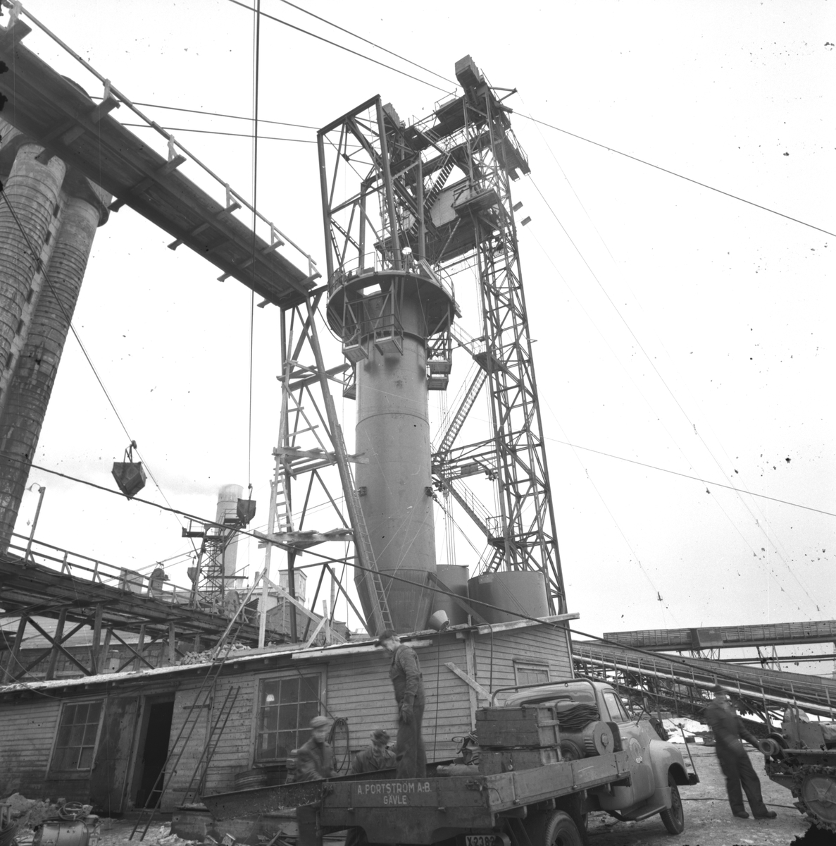 Bygge av transporttorn, Portströms Mekaniska Verkstad. Korsnäs AB. Den 31 januari 1961
