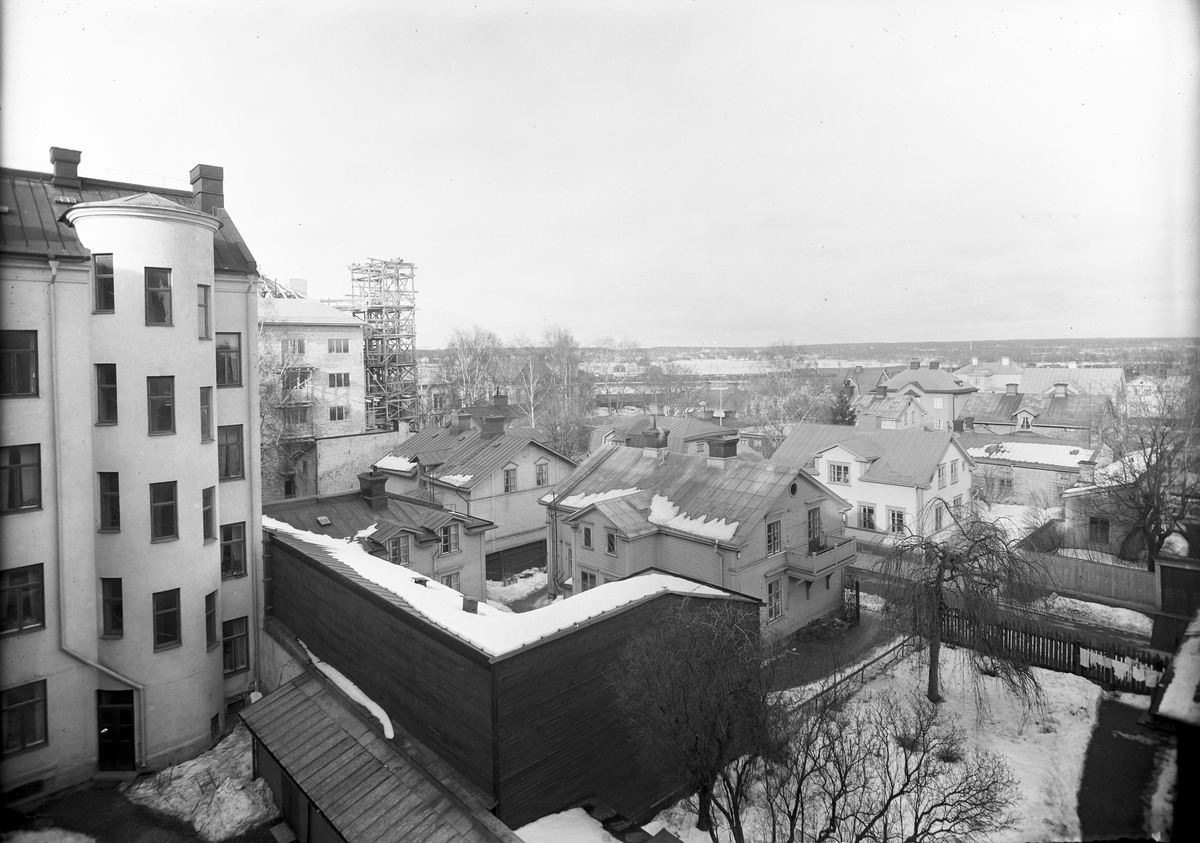 Vy från kvarteret Prima mot nordöst. Tvåvåningshuset i centrum är Norra Köpmangatan 29. Den 17 mars 1954.