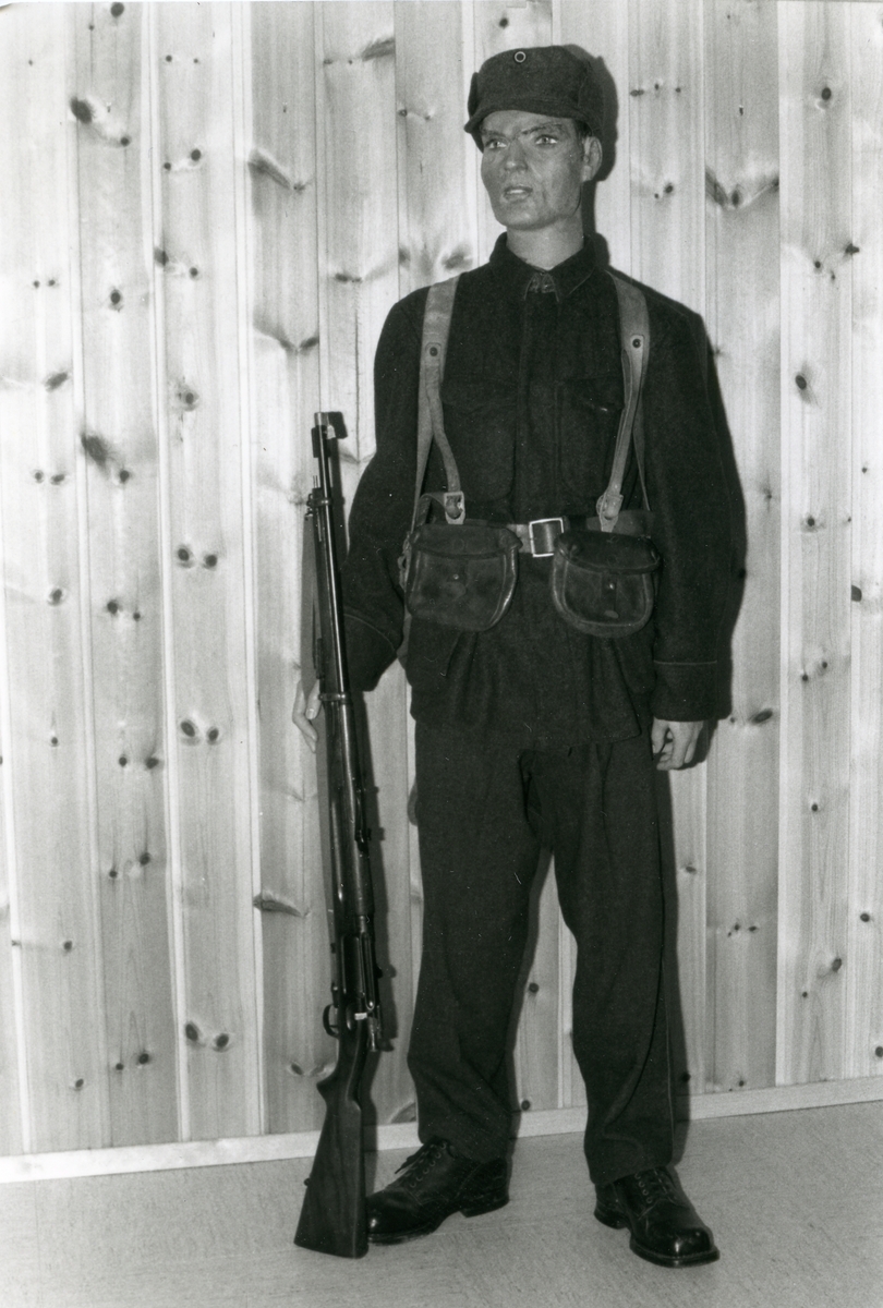 Bilde fra utstillingen på Bagn Bygdesamling. "Soldat" i norsk uniform, 1940
