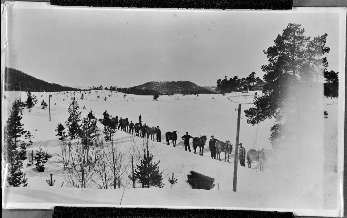 Snøbrøyting med hest på Gjølga ca. 1946