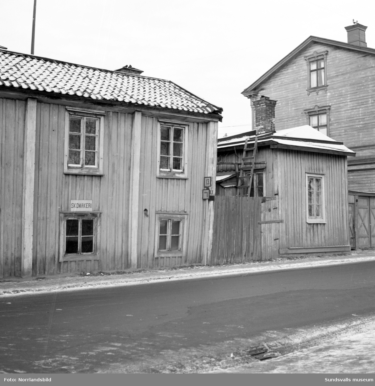 Norrmalm innan saneringen. Bostadshus och skomakeri på Skepparegatan 3, i hörnet av dåvarande Lotsgatan. Även bilder från innergården med utedass.