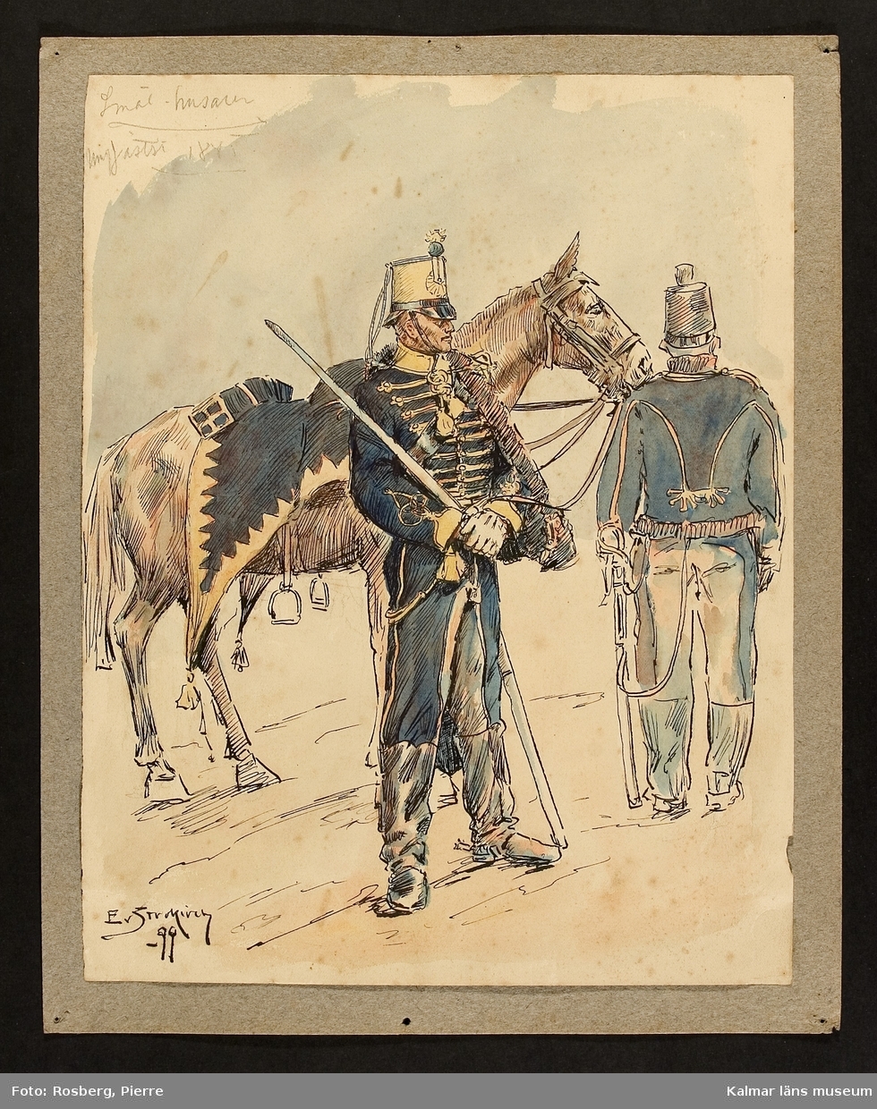 Motiv med husarer och häst som visar utrustning, uniform och tillbehör vid Smålands husarregemente 1845. Militär i uniform framför en sadlad häst. Vid sidan ytterligare en militärt uniformerad man, han ses bakifrån.