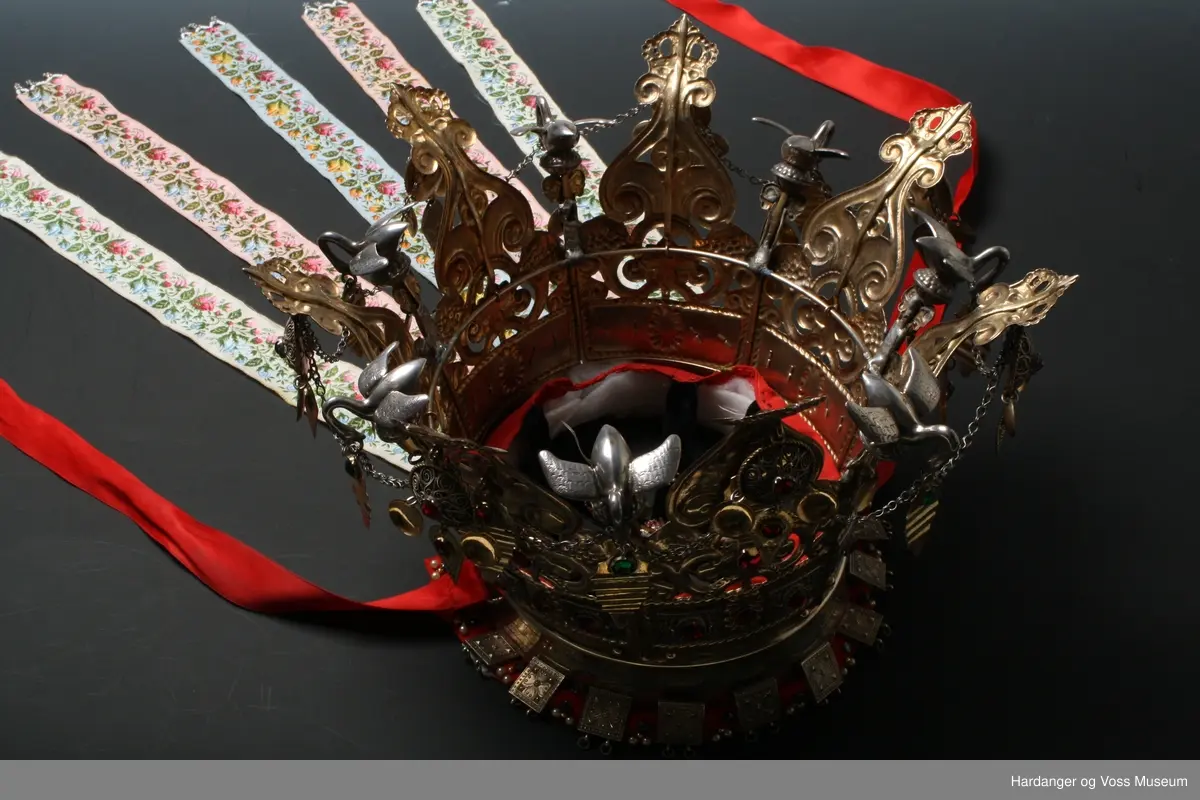 Kruna er kjøpt hjå Hestenes i Bergen, 1935 av Brita Skåltveit. Den er laga av gullsmed Bottelsen i Bergen juni 1890.

Kruna består av 7 stavar som er hengsla saman. 7 svanar er festa over kvar hengsle. Litt usikkert om svanane er av sølv eller tinn.
Underbinding er sydd fast til kruna. Likeså kruneband.