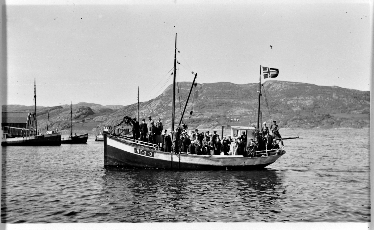 Bryllupsgjester på en båt ved Tinbua ca. 1935