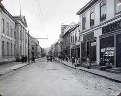 Yrende liv i Tolbodgaten i Drammen