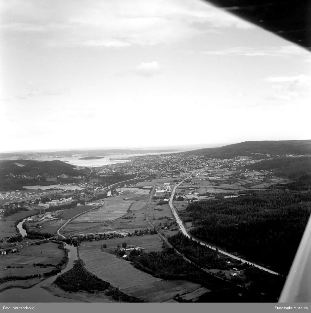 Flygfoton tagna från Selånger österut över Granlo, Nacksta och Sundsvall ut mot fjärden. Längst ned syns Selånger järnvägsstation till vänster och fritidshusområdet i Davidstad till höger.