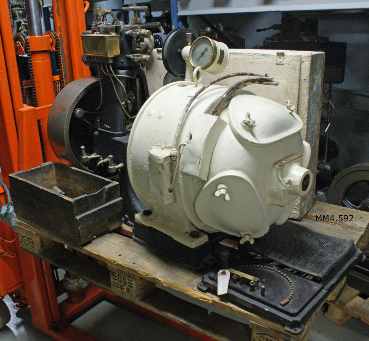 Ångmaskin för drivande av generator. Gjuten med stativ och cylinder i ett stycke med bottenplattan för generatorn (byggd på Gv. 1909).
Maskinen encylindrig med balanshjul och slidreglering i hjulet.
Bottenplattan märkt: 4603.