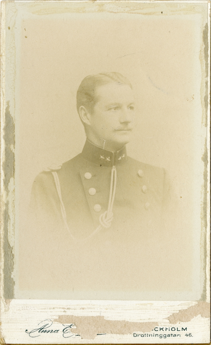 Porträtt av Knut Otto Hjalmar Säfwenberg, löjtnant vid Hälsinge regemente I 14.

Se även bild AMA.0000895 och AMA.0008684.