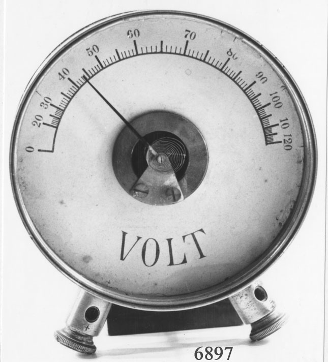 Voltmätare av mässing. Cylindrisk. Från 1800-talets slut. Tavlan graderad 0 - 120 volt.