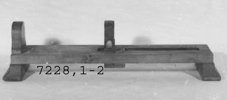 Skoblock av trä. Användes för mätning av storlek på skodon. Tillverkades för Beväringsförrådet vid Karlskrona örlogsstation år 1897.
:1 Blocket rektangulärt med fast uppstående klack i ena änden, på planet en löpare, inställbar över två skalor med skonummer. Dessa är graderade 35-50 samt 18-40.
Märkning: Beväringsförrådet vid Karlskrona Örlogsstation 1897 29/6.
:2 Skalorna graderade 29-55 och 18-40
F.ö. = K 7228,1