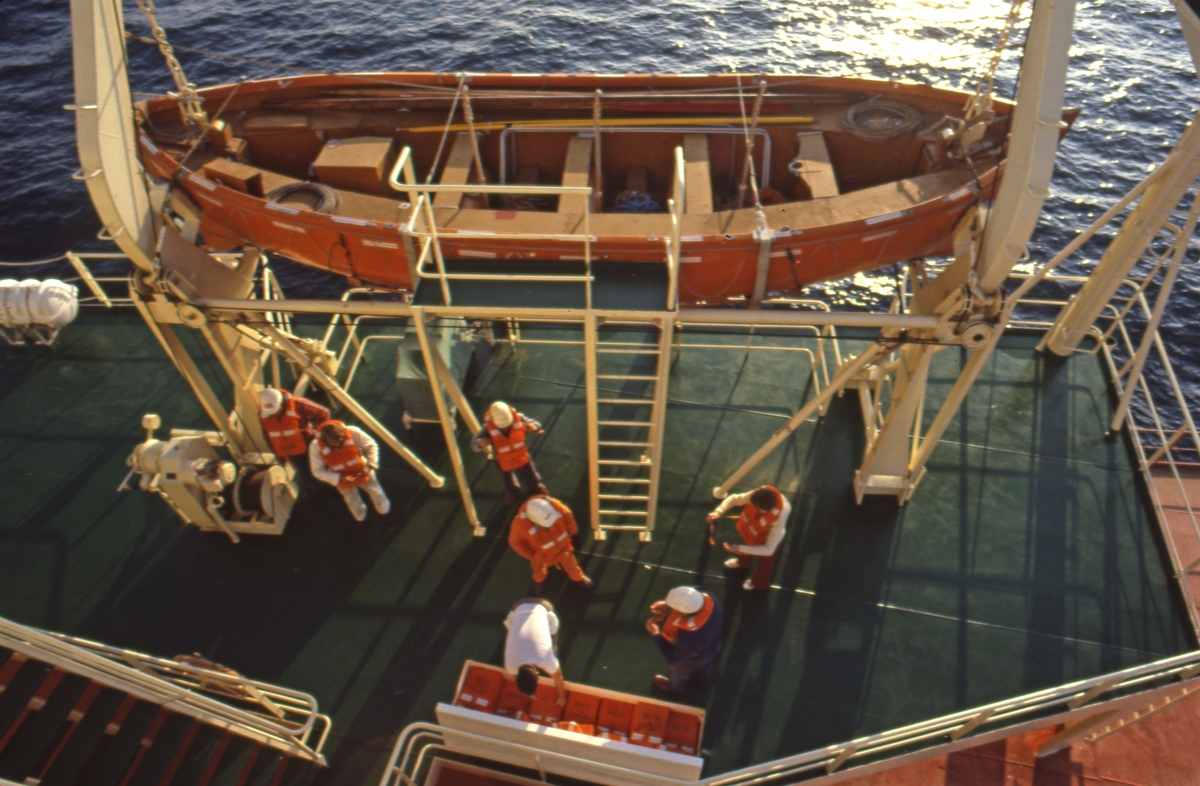 Øvelse med livbåt ombord i T/T ‘Wind Eagle’ (b. 1977, Kockums Varv, Malmø, Sverige).