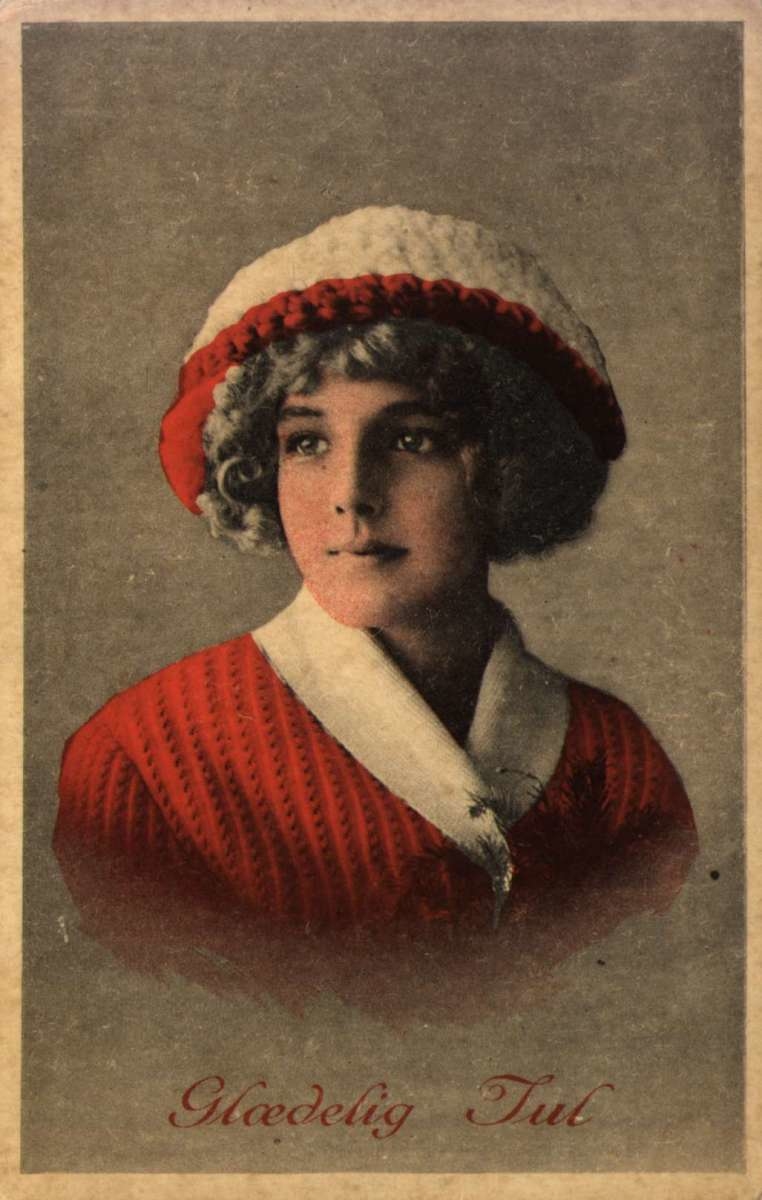 Julekort. Julehilsen. Fotografisk motiv. Farger. Portrett av en kvinne med hatt.