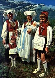 Postkort. Barndåp i Hardanger, to kvinner og to barn i bunad