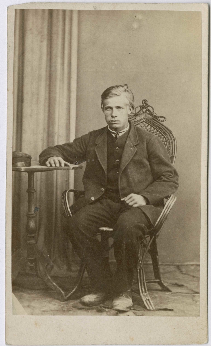 Fangeportrett. Carl Nilsen, Drammen, arrestert i 1869, innsatt i distriktsfengslet i Hokksund for uforsiktig omgang med skytevåpen.