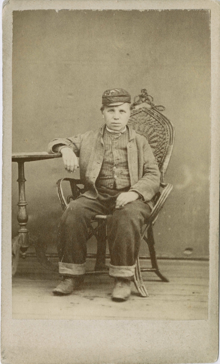 Fangeportrett. Olaf Emil Olufsen, arrestert i 1871, innsatt i distriktsfengslet i Hokksund for hestetyveri i Lier.