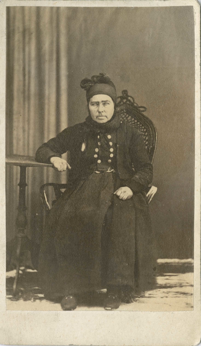 Fangeportrett. Ingeborg Halvorsdatter, Numedal, arrestert i 1869, innsatt i distriktsfengslet i Hokksund for å ha beholdt hittegods.