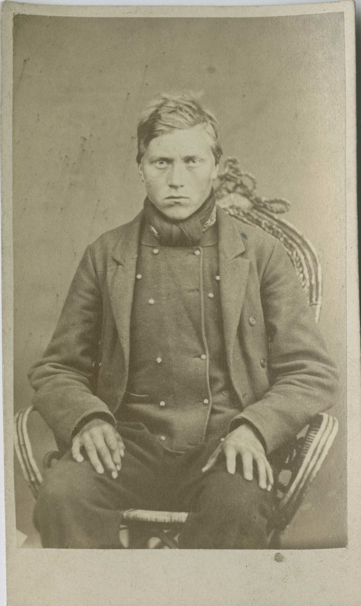Fangeportrett. Ole Thorstensen Juvnæseiet, Numedal, arrestert i 1871, innsatt i distriktsfengslet i Hokksund for "simpelt tyveri".