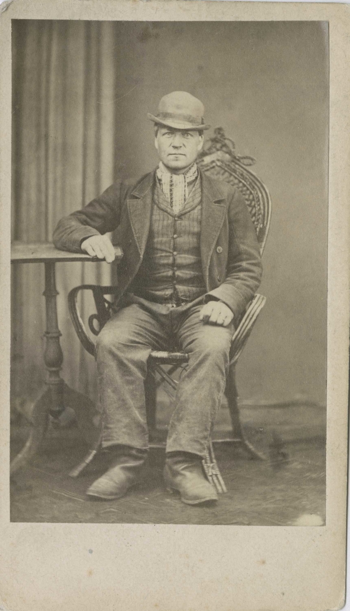 Fangeportrett. Anders Gulbrandsen, Vestre Berge, Numedal, arrestert i 1870, innsatt i distriktsfengslet i Hokksund for ulovlig brennevinssalg.