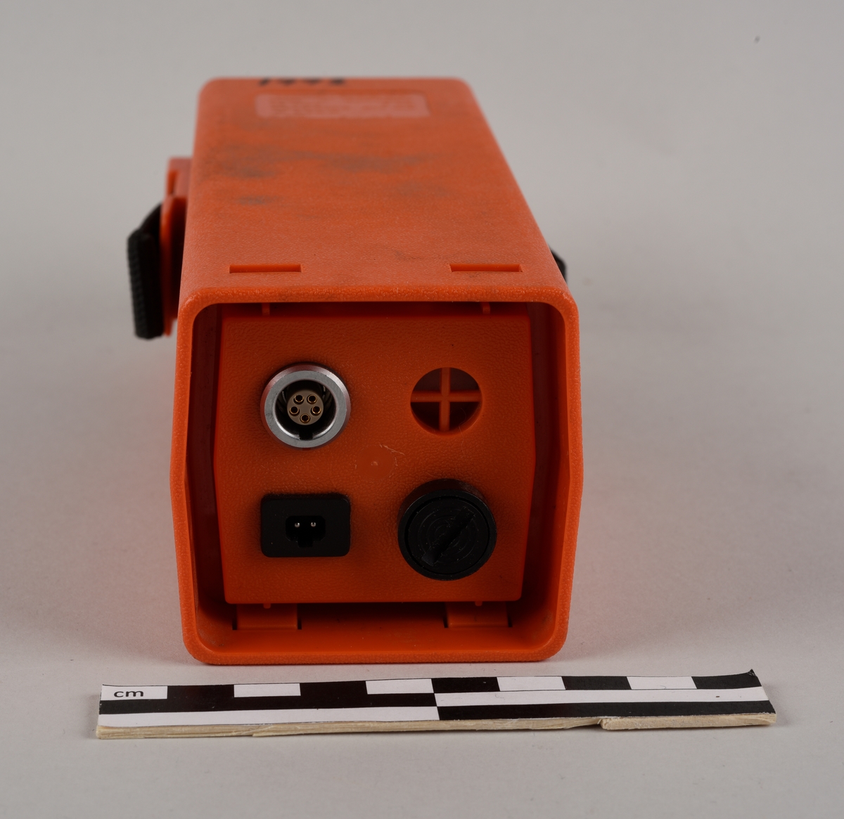 Batteri. En kuststoffbeholder for battericeller. Beholderen har oransje farge og en sort rem. På den ene enden av batterikassen er det en 5-pinns plugg for ladding, en 2-pinns plugg for bruk, et ventilasjonshull og en sikring.
Batterikassen ligger i en hvit oppbevaringsboks av porøst kunststoff (EPS Isopor) med lokk.