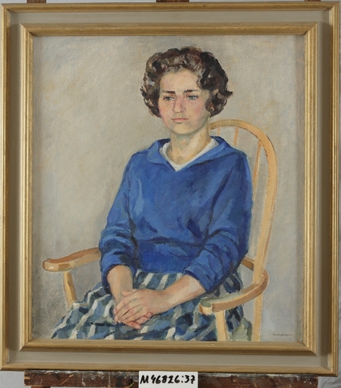 Oljemålning på duk. 
Porträtt, föreställande kvinna.
Kvinna i blå blus och blå-och vitrandig kjol, sittande i en s.k.
Windsorstol.