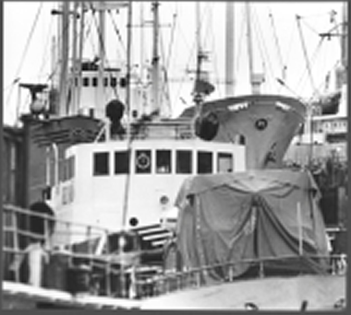 Ekensbergs varv 1970. Bland fartygen ses i förgrunden bogseraren RENÖ (b. 1918, urspr. marinens hjälpfartyg SÖKAREN) samt det danska lastmotorfartyget TONNA (b. 1957).