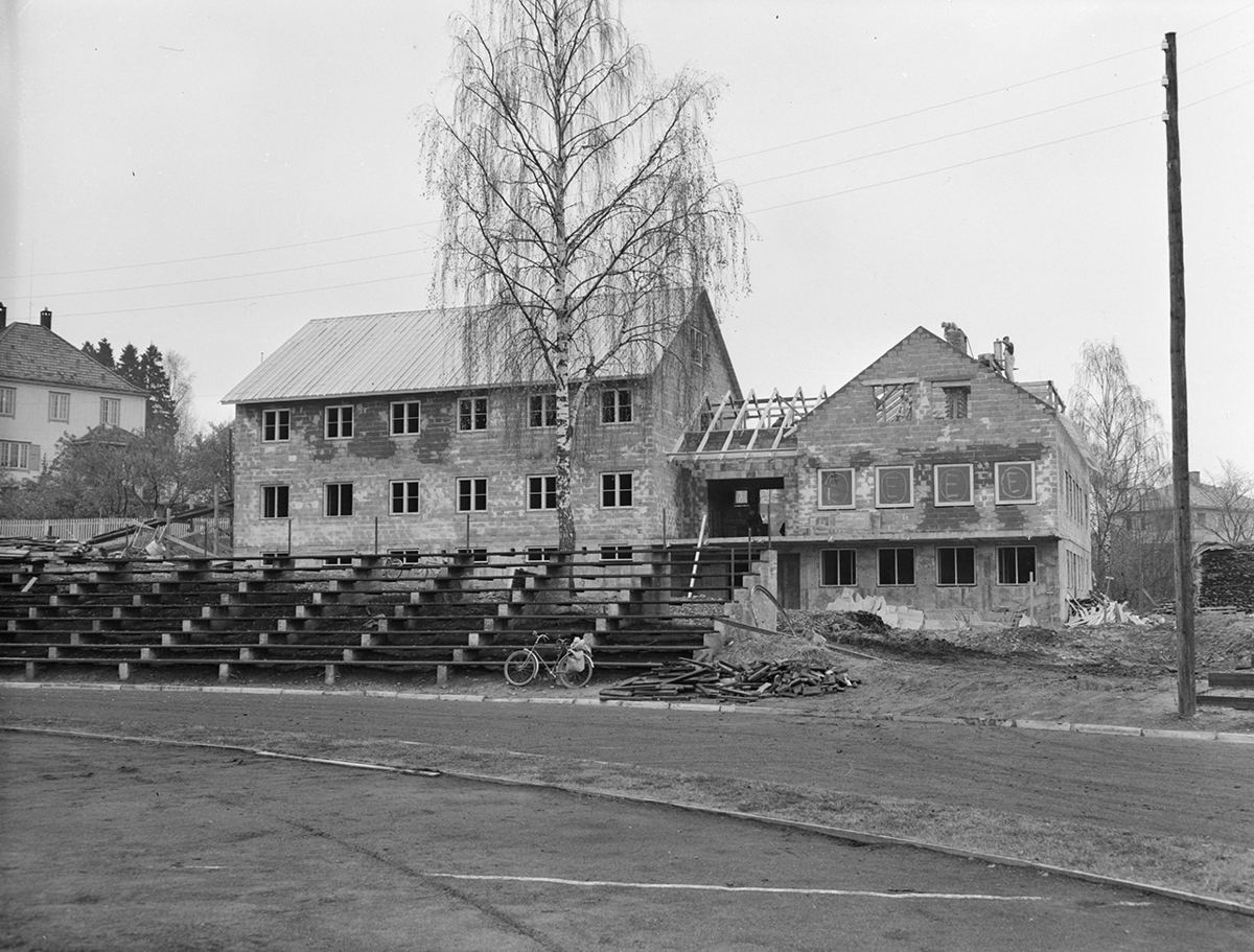 Hamar Ungdomsherberge, under bygging, Hamar stadion.