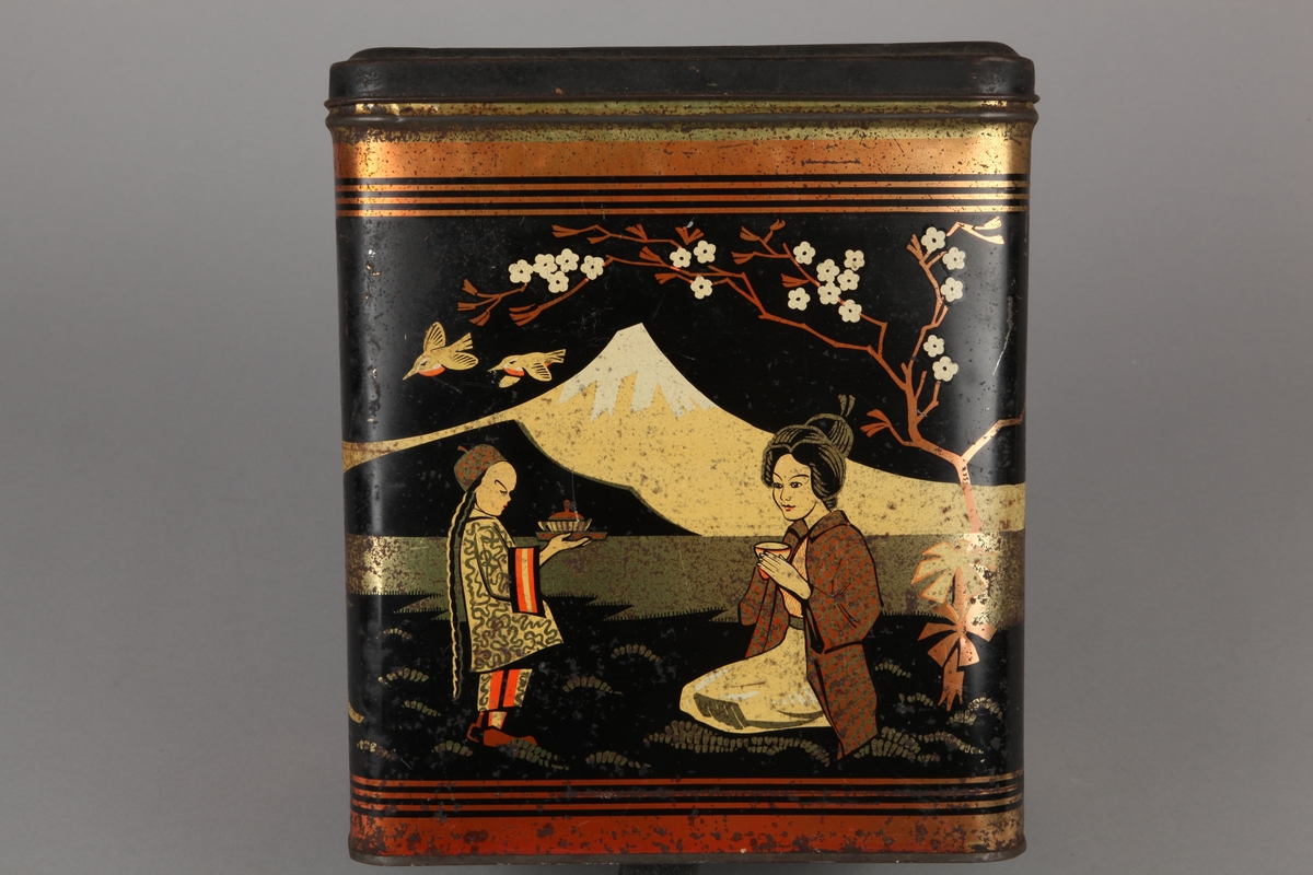 Orientalske motiver. Fugler, trær, blomster, pagoder og fjellandskap. Kvinne i tradisjonelt kostyme som drikker te servert av gutt med lang flette.