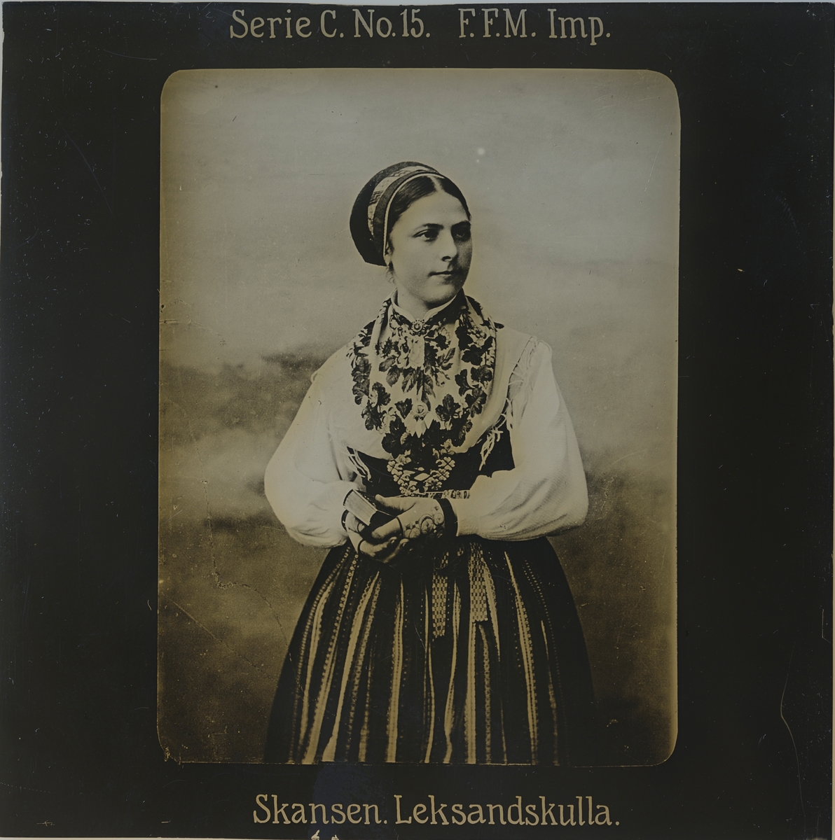 Kvinna iklädd folkdräkt från Leksand.