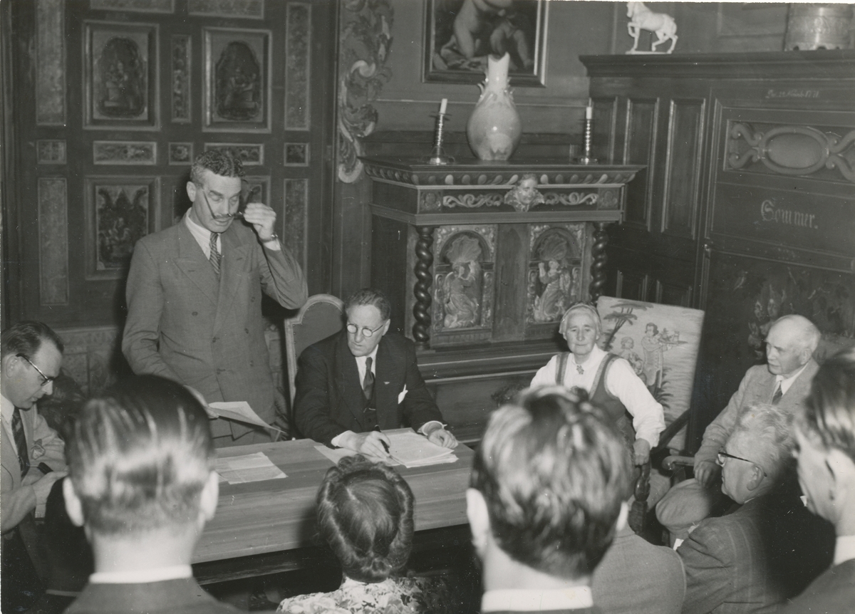 Ordfører Stordalen og Tilla og Otto Valstad, 9. juni 1949, da Asker Museum ble gitt til Asker Kommune.