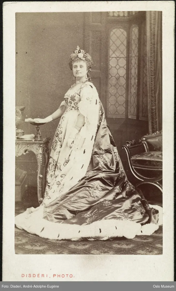 portrett, kvinne, operasangerinne, rollebilde, ”Storhertuginnen av Geroldstein” på Théatre des Variétés, stående helfigur, kostyme