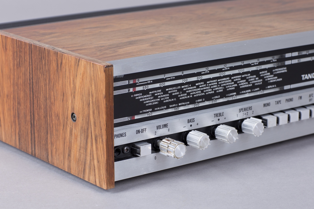Radiomottaker for AM- og FM-bånd i kabinett av palisander. Integrert stereoforsterker (2x20 watt).