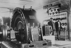 Interiør gamle Kuråsfossen kraftstasjon, Glåmos. Generator o