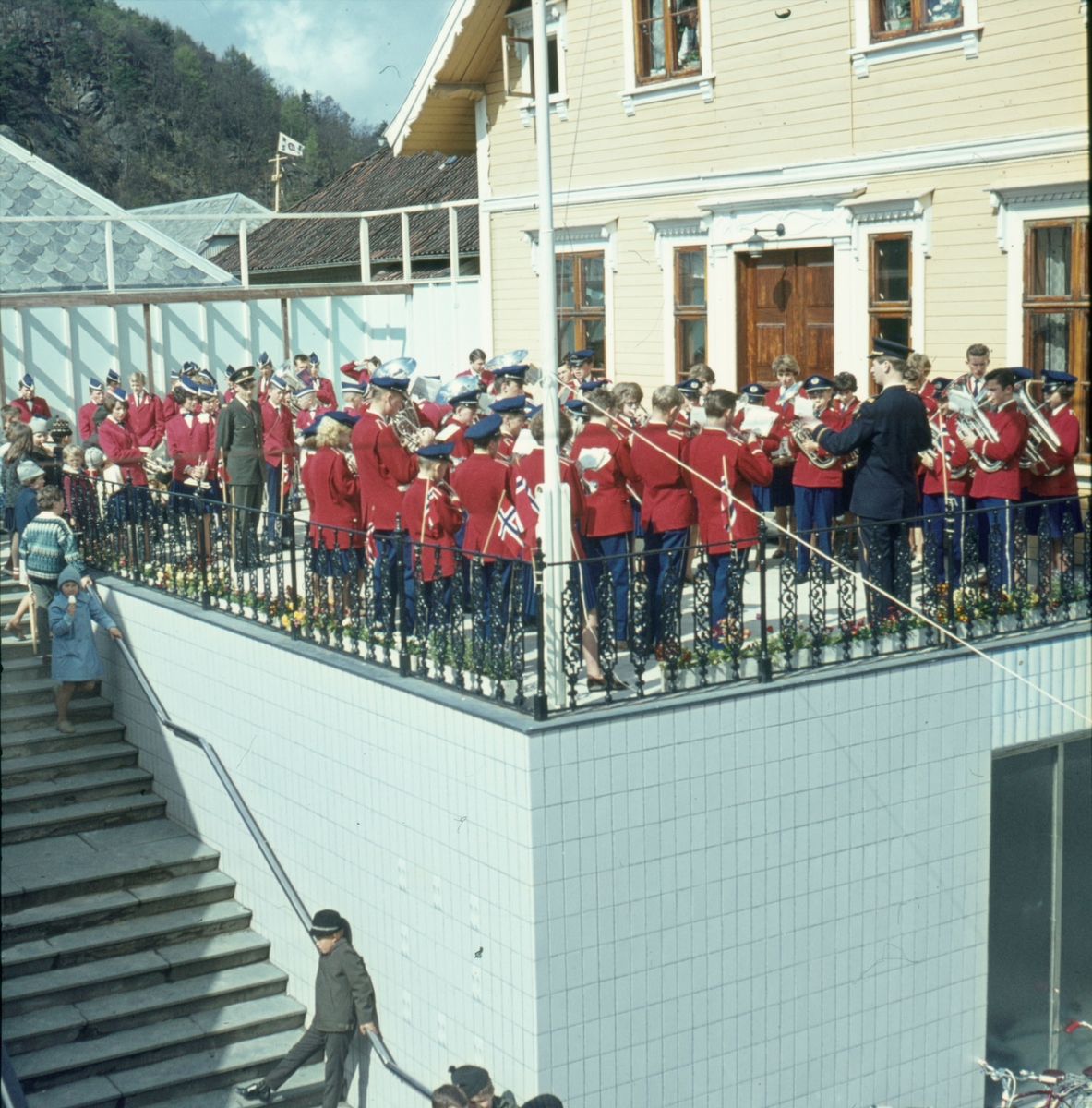Korps holder konsert på terassen til Torget 1 i Egersund.
