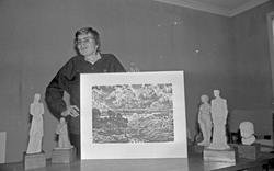 Kunstforretning. Diverse produkter vises fram.