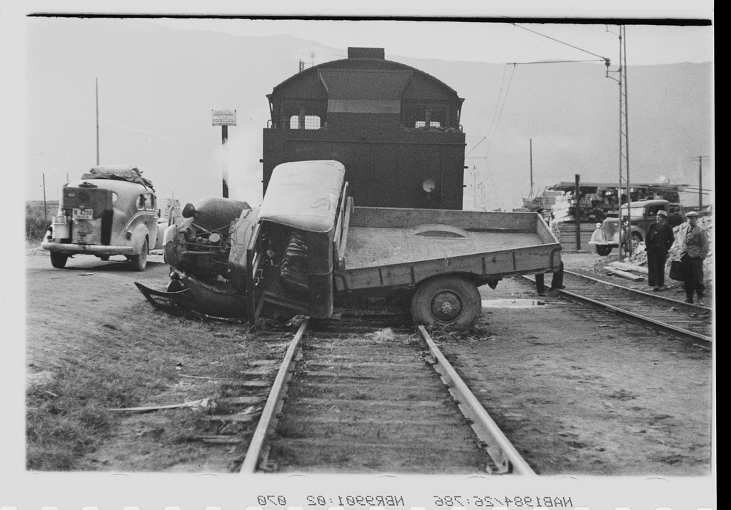 Biluhell på Fagernes. Damplokomotiv type 32,  mot lastebil. Hendelsen skjedde nok under krigen, da lastebilen har blendingstrekk foran lyktene, og drosjebilen i bakgrunnen har knottgenerator.