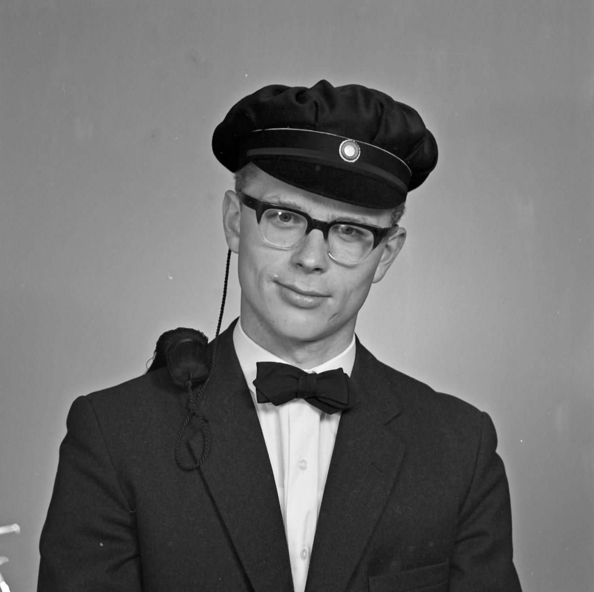 Portrett - ung mann med briller og studentlue - bestiller Carl Pedersen