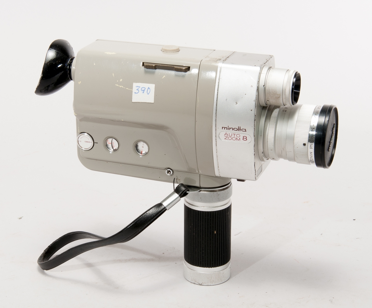 Filmkamera Minolta typ Auto Zoom 8, nr 108233. För dubbelåtta film på spole. 
Objektiv Zoom Rokkor1:1,4 / 8,5 - 34  nr 1100146.
Motordriven, med 4 st UM-3 batterier i handtaget.
I väska med tillbehör.