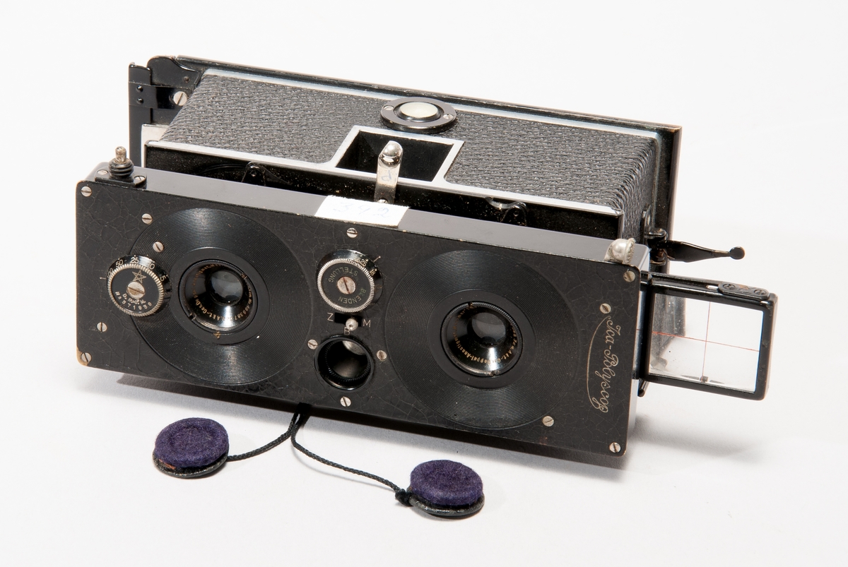Stereokamera Ica-Polyscop för format 4,1x4,6 cm, tillverkningsnr E17338.
Med två objektiv Akt.-Ges. Doppel-Anastigmat Maximar 1:6,8, F=6,5 cm, enheten med slutare tillverkningsnr 234203.
I brun läderväska. Saknar filmkassett.