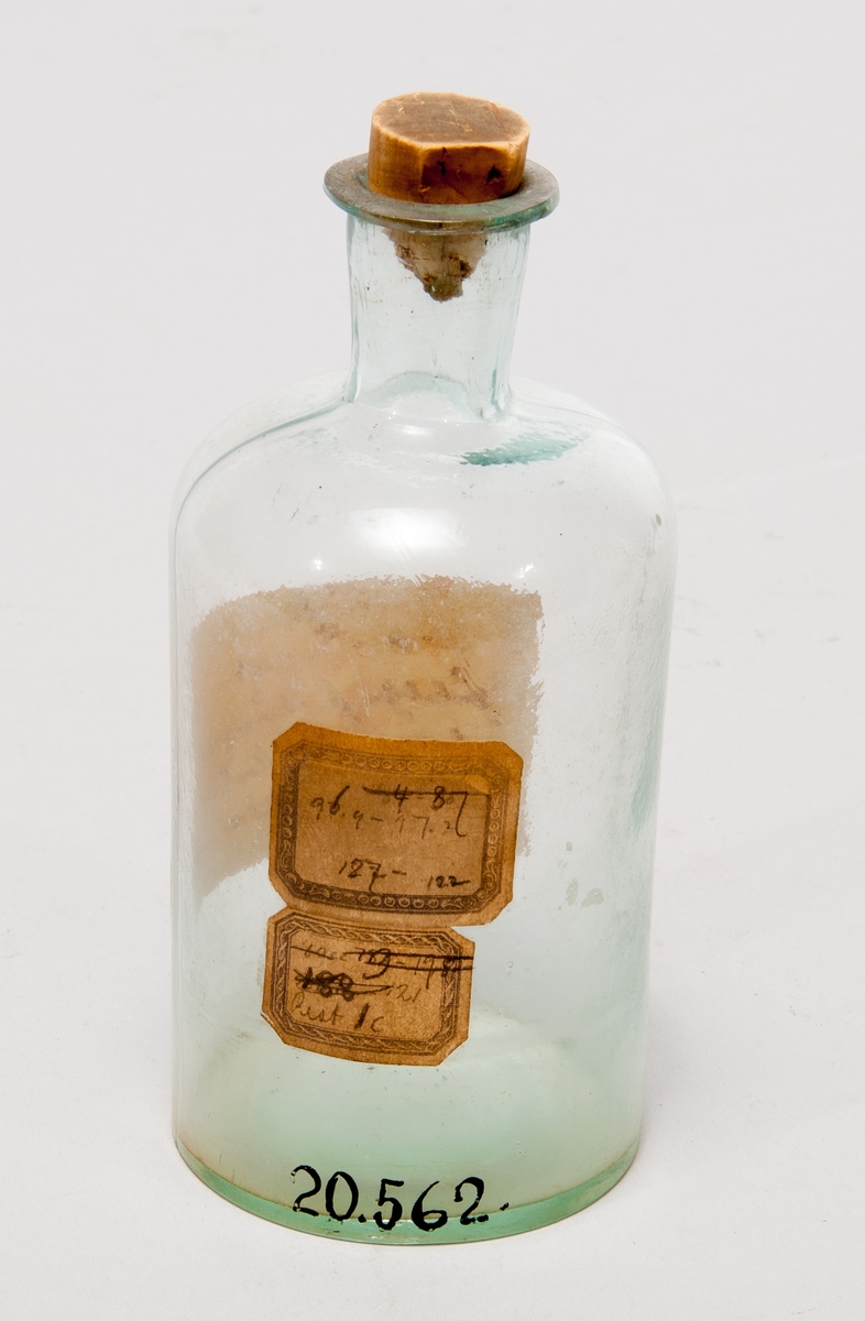 Prov på produkt ur finkelolja, i  flaska av glas med etikett: "No 4. Produkt ur finkelolja fr Reymersholm erh gen prof Stenberg. Kokp. 97,5 - 98 (Ngt men profy[…]"