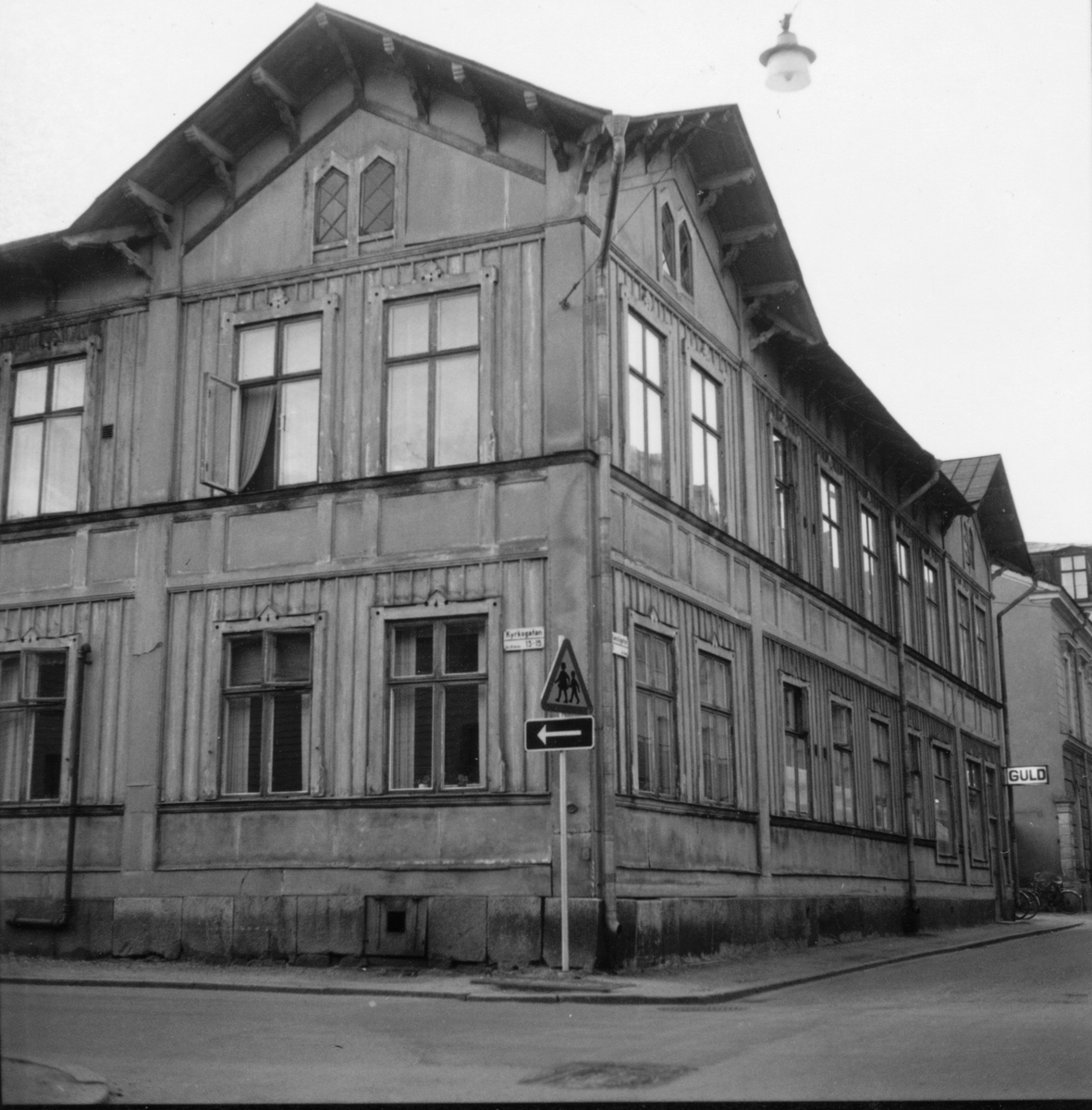 Kvarteret Nattväktaren, hörnet Kyrkogatan/ Norra Kansligatan.
Sistnämda gatudel är numera bebyggd: Tempo varuhus.
