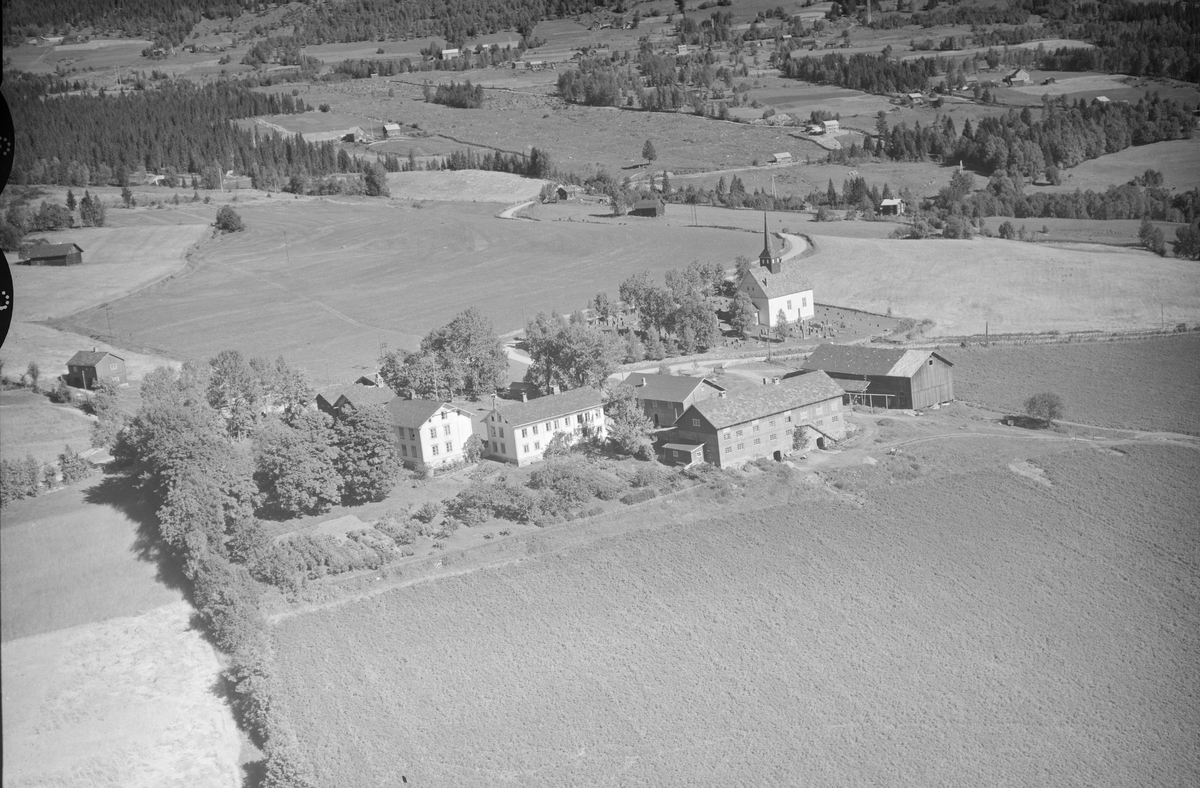 Follebu kirke, Lunde gard, Follebu (Østre Gausdal),  potetåkrer, kornåkrer, slåttemark, innmarksbeite, kjøkkenhage