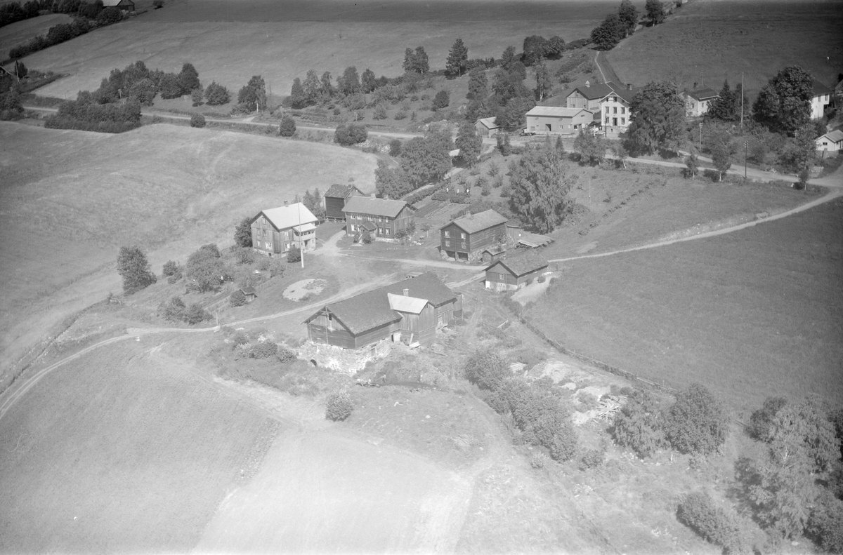 Ukjent gård, Gausdal, 1958, trolig Østre Gausdal, dalside, jordbruk, vei, blandingsskog