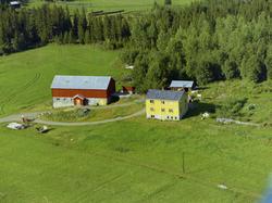 Småbruk. Storhaugen, Østre Gausdal. Stor, gult våningshus, r