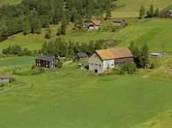 Kulturlandskap. Gårdsbruk. Tømmerbygning. Skifertak. Kjøkken