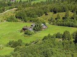 Kulturlandskap. Lite småbruk. Umalte hus. Kjøkkenhage. Litt 