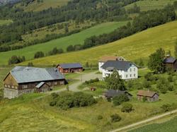 Nørstevold. Gårdsbruk. To store hvite bygninger, en med over