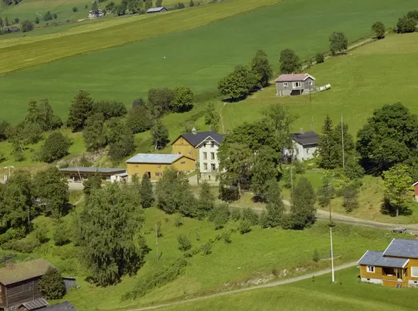 Kulturlandskap. Gausa poståpneri og butikk. En hvit, en oker