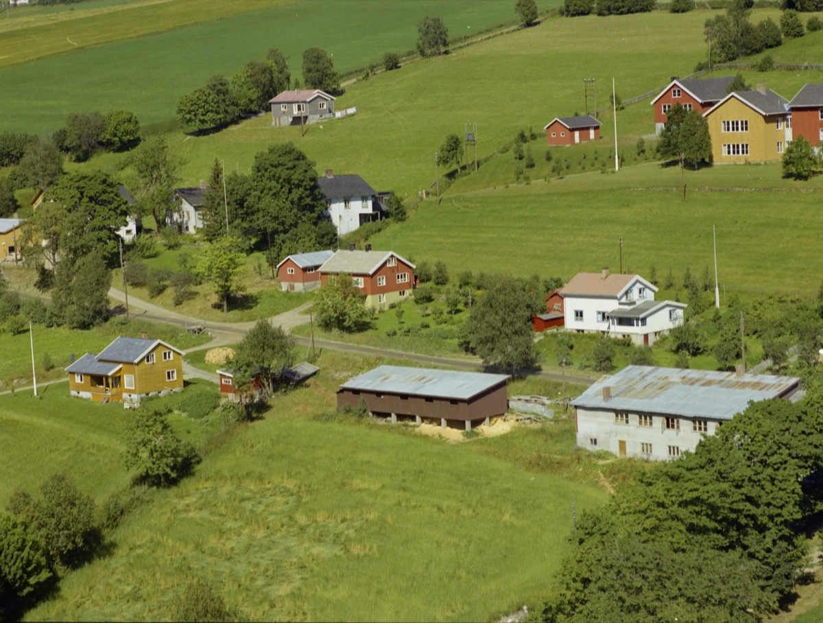 Kulturlandskap. Gausa. Småhusbebyggelse. Gausdal off. skole bak.