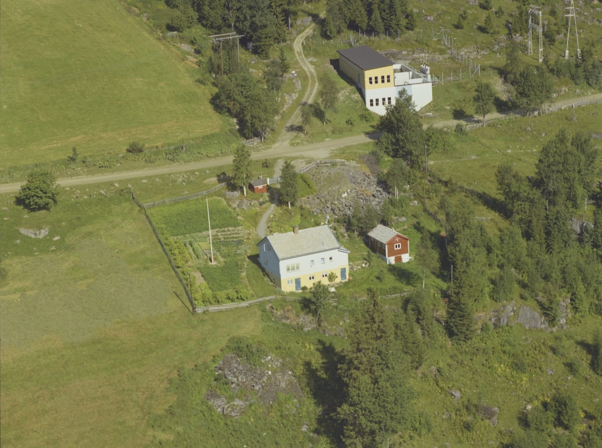 Lite kraftverk, gul bygning, bolighus, høyspentledning, Østre Gusdal