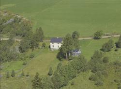 Privathus, Hvitt våningshus, to etasjer med grått uthus, noe